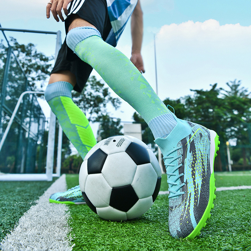 サッカーシューズは軽くて通気性があります。|undefined