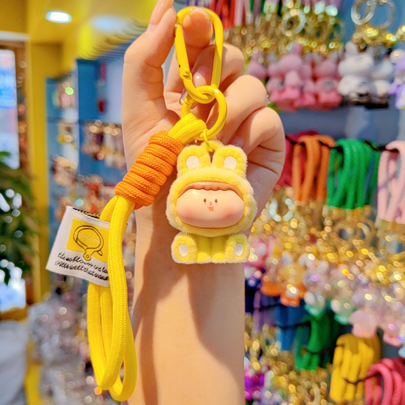 Caricatura floc amarelis llavero de automóvil pareja colgante bolsos creativos colgar garra máquina regalos al por mayor