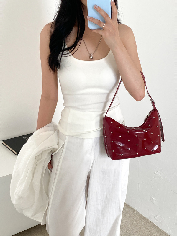 レトロホットガールリベット脇の下バッグニッチデザイン新しい小さなハンドバッグ女性のトレンディなファッションシングルショルダー小さな正方形バッグ|undefined