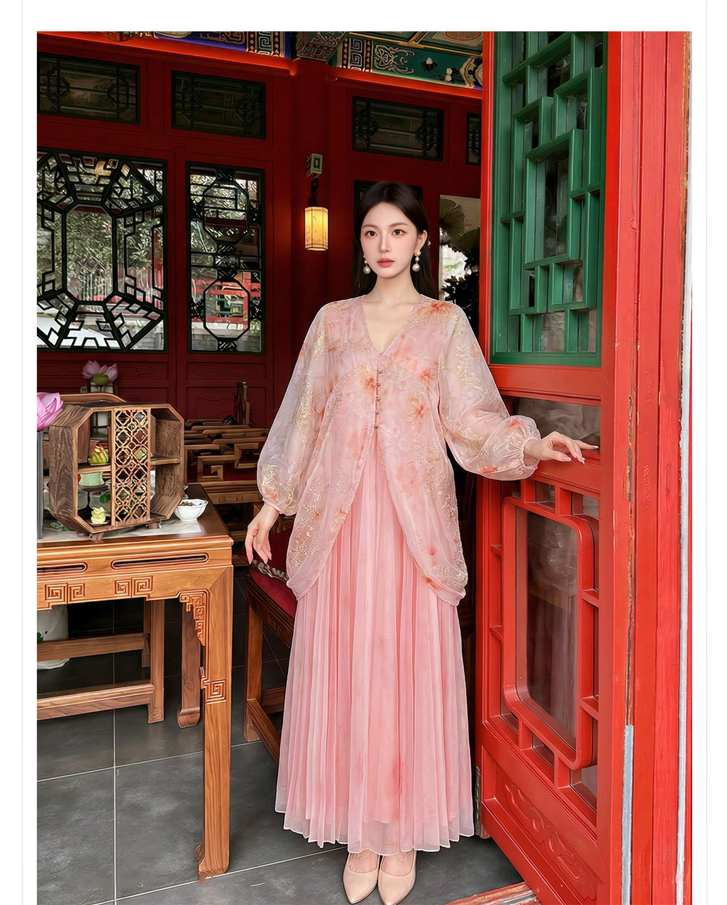 Đầm maxi nữ thắt eo phong cách tân cổ điển, cổ xẻ tà, tay ngắn, họa tiết hoa nhí trên vải voan lưới, thêu kim tuyến và cúc bọc vải — màu hồng chi tiết 10