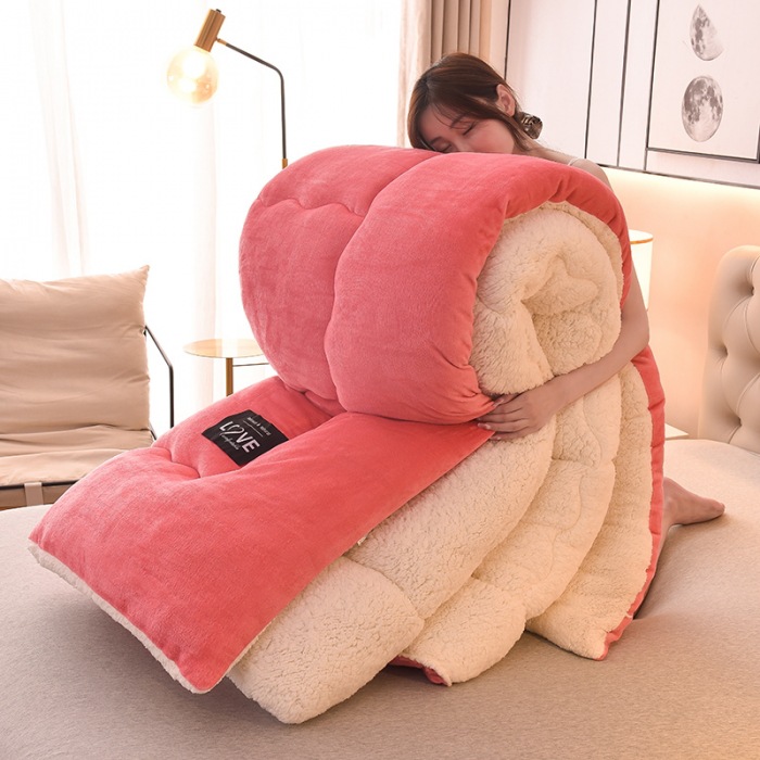 Live-streaming the new milk velvet thickened quilt—warm lambswool winter duvet with removable filling, perfect for spring and autumn seasons.