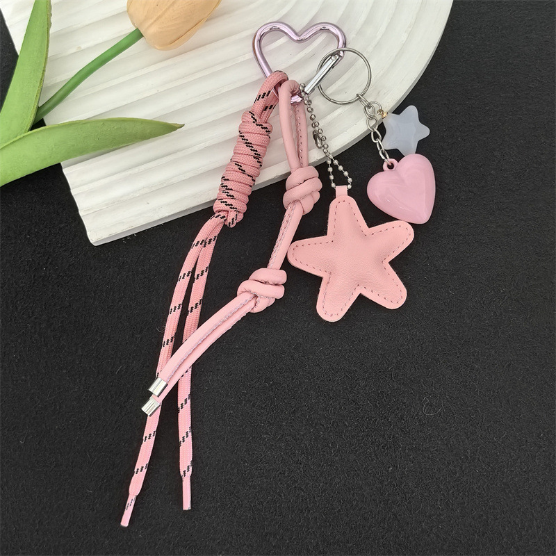Llavero de cuero estilo MIU con colgante de estrella de fresa, accesorio de alta gama para llaves de coche.