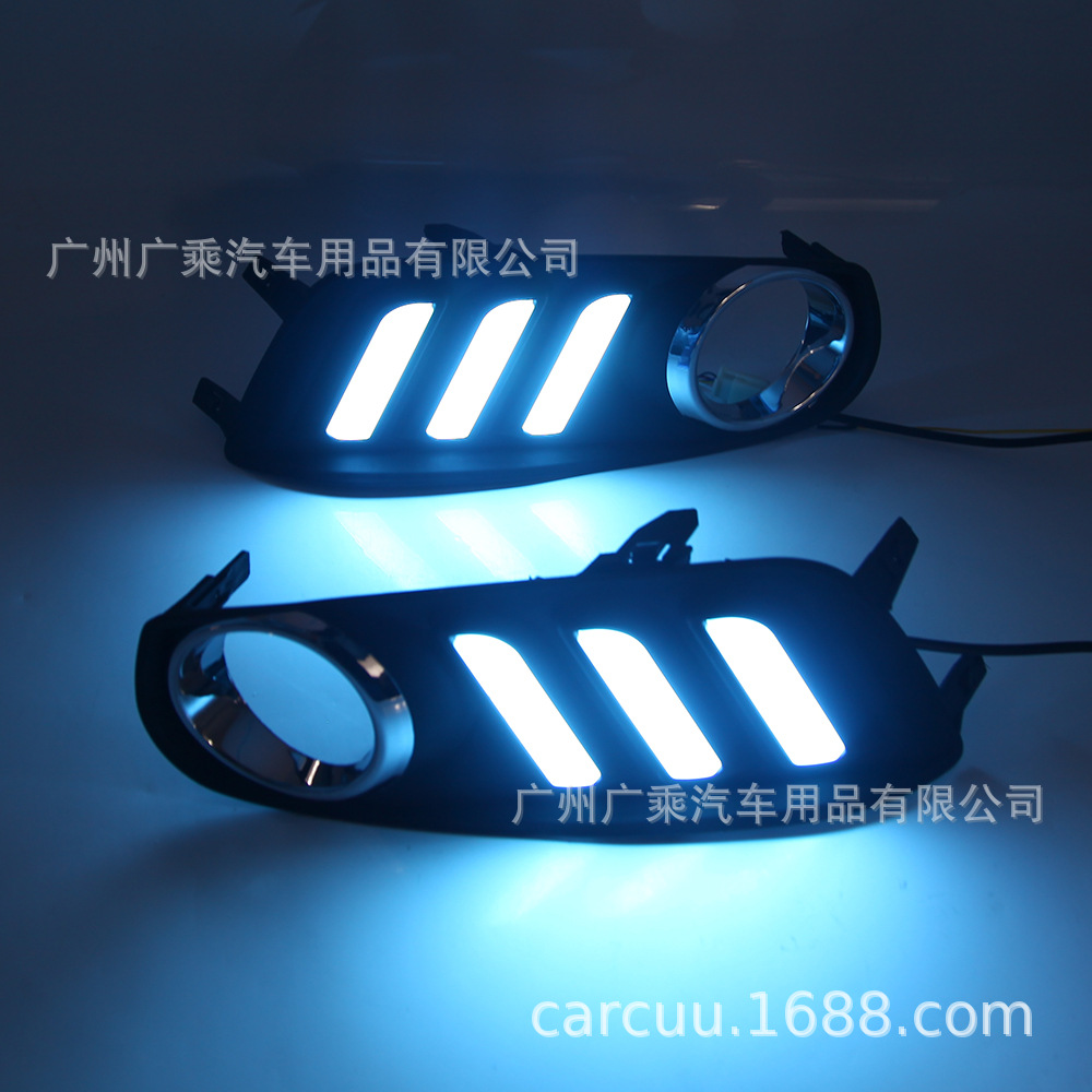 Aplicable a 12-15 Nissan Lida caballo salvaje streamer luz diurna de tres colores