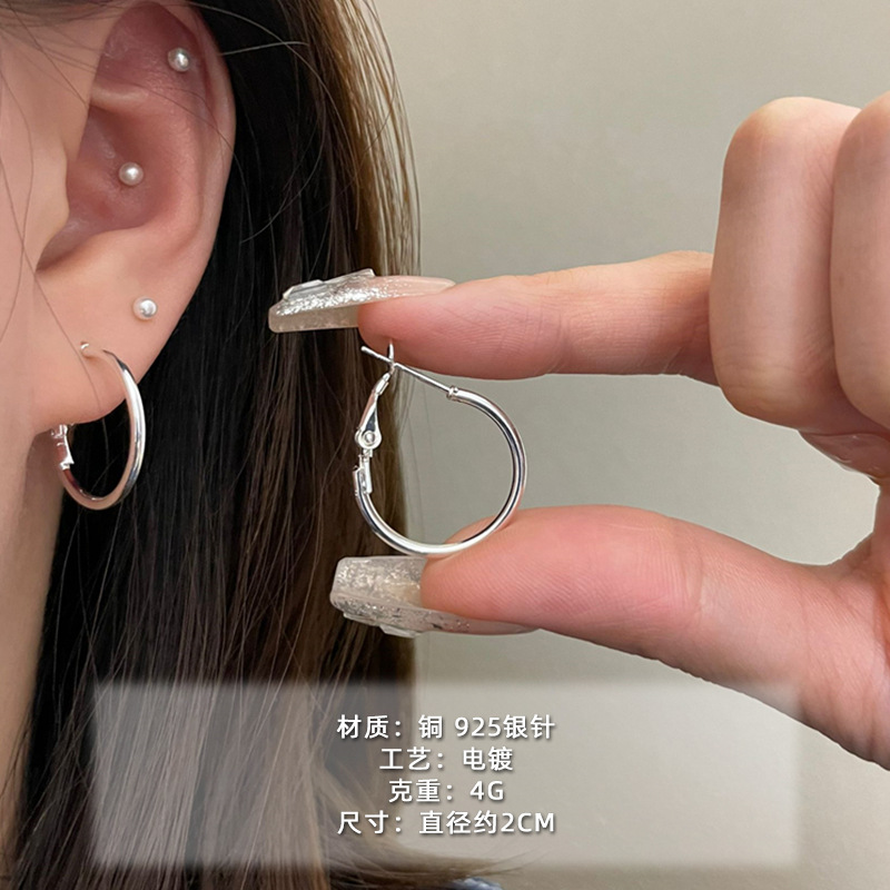 2025 nuevo estilo verano de moda anillo plateado círculo negro círculo fino temperamento europeo y americano aretes dorados de todo fósforo