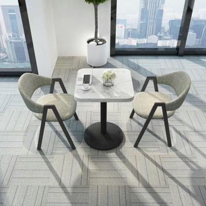 두꺼운 기둥이 있는 인조 대리석 사각 테이블 - 밝은 회색 천