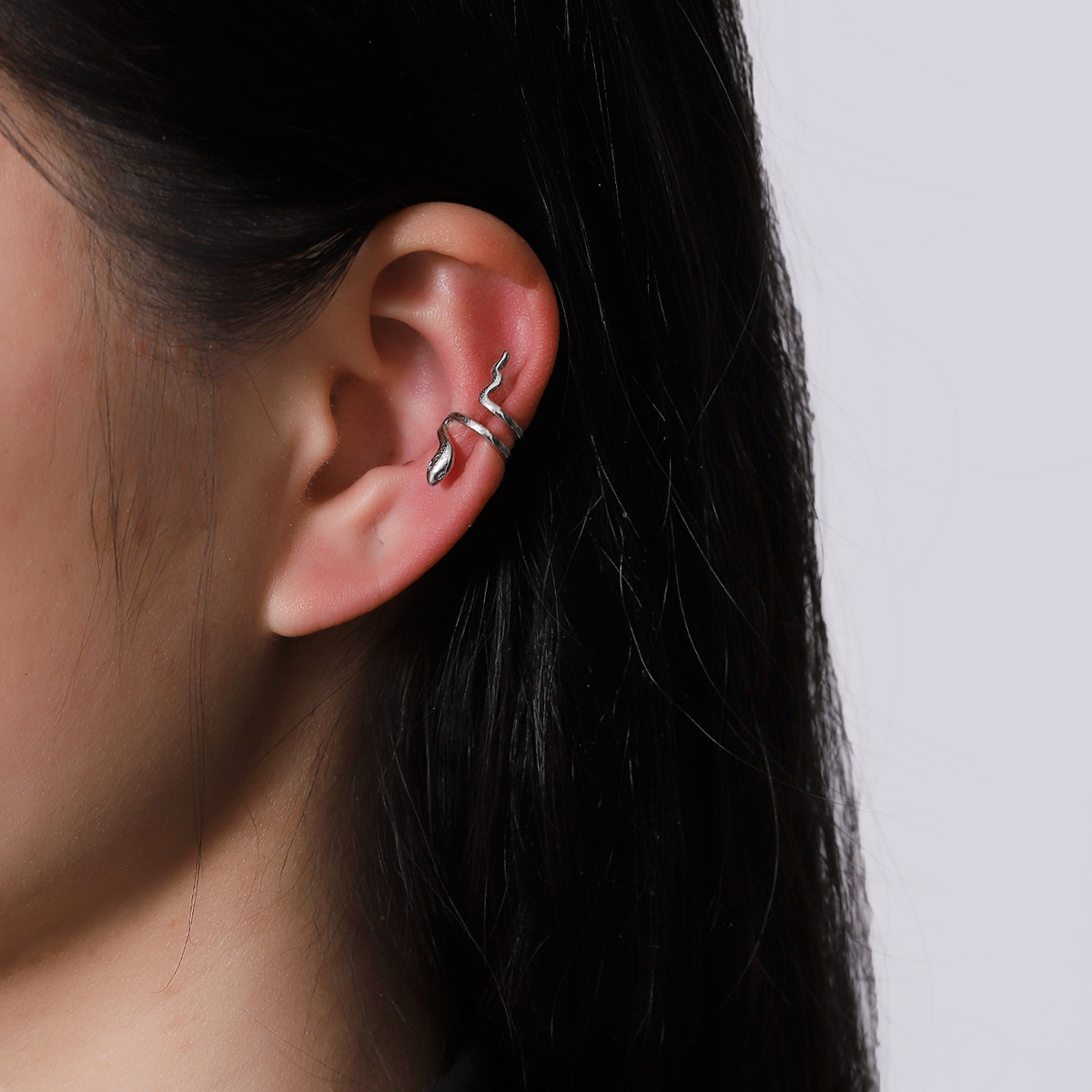 2024 nuevo estilo europeo y americano simple orejas de serpiente pinzas de orejas de nicho de diseño de orejas pendientes de comercio exterior transfronterizo