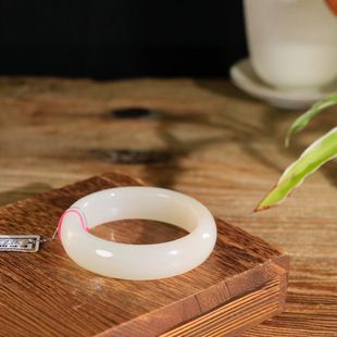 I would like to bend over the white jade bracelet of Xinjiang Hotan jade with your eyes and deep feelings of still water in the lake.