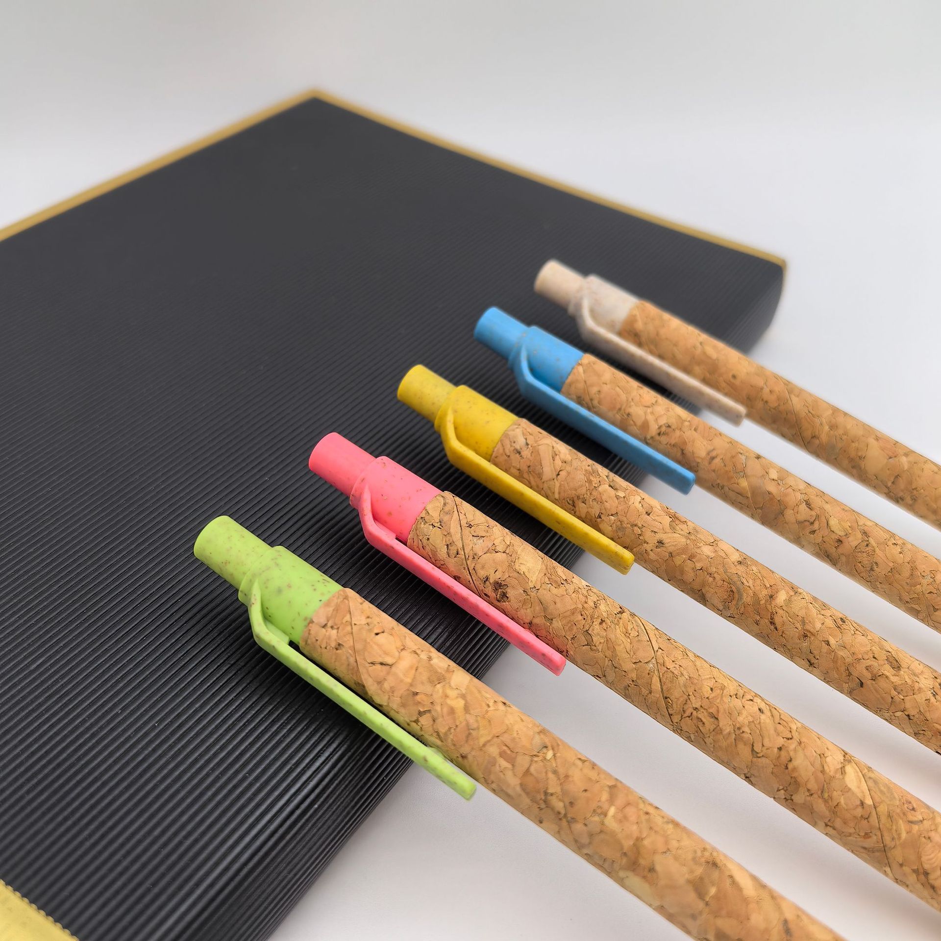 Suministro de bolígrafo de corcho de color ecológico material de paja bolígrafo publicitario regalos comerciales bolígrafo de tubo de papel degradable al por mayor