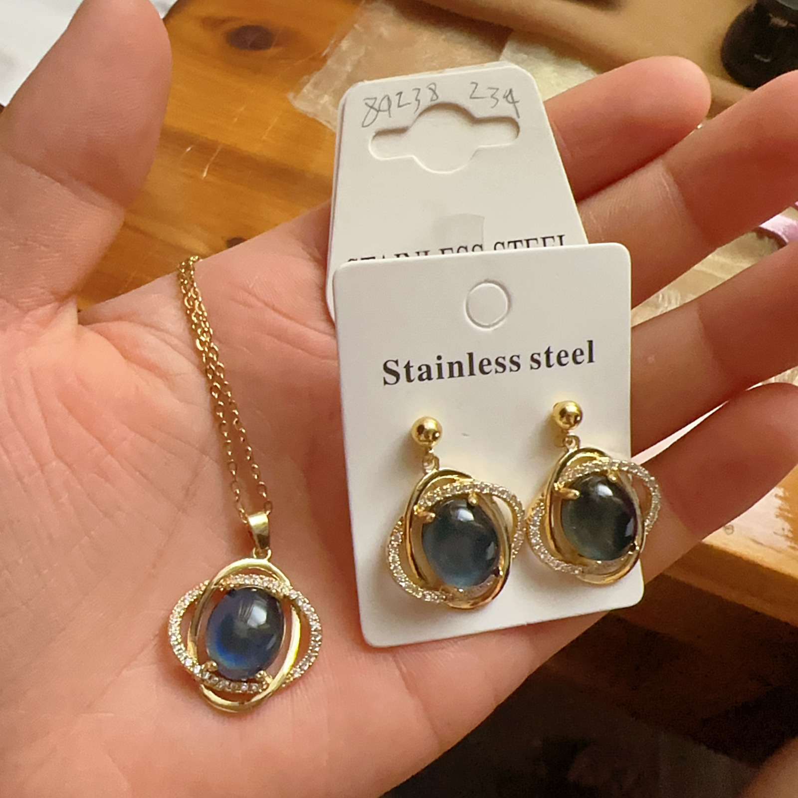 Caliente venta de nuevos colgantes de zafiro aristocráticos temperamento real elegante colgante colgante de pendientes incrustados conjunto de mujeres