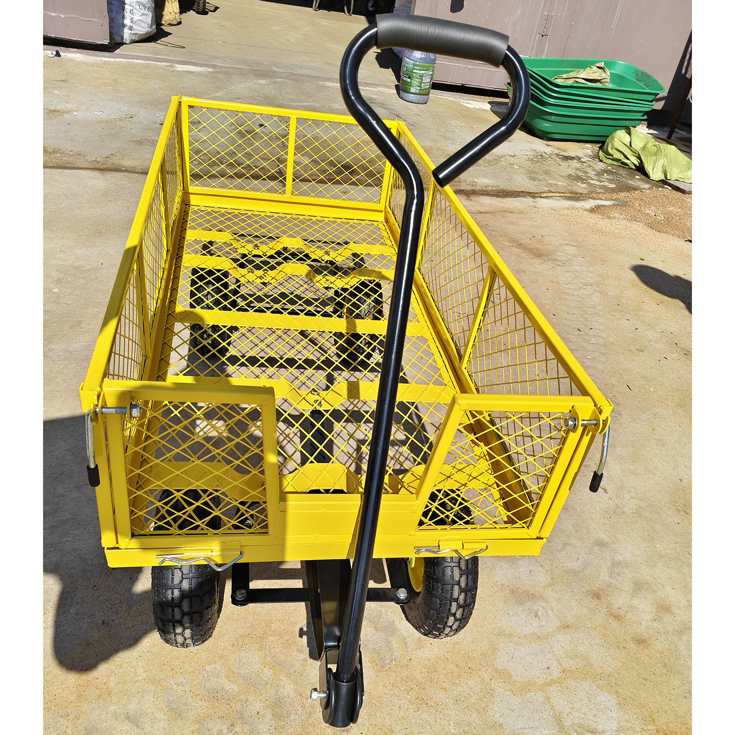 Carro de jardín de cuatro ruedas práctico de acero desmontable lateral para remolque al aire libre para herramientas de jardín pesadas