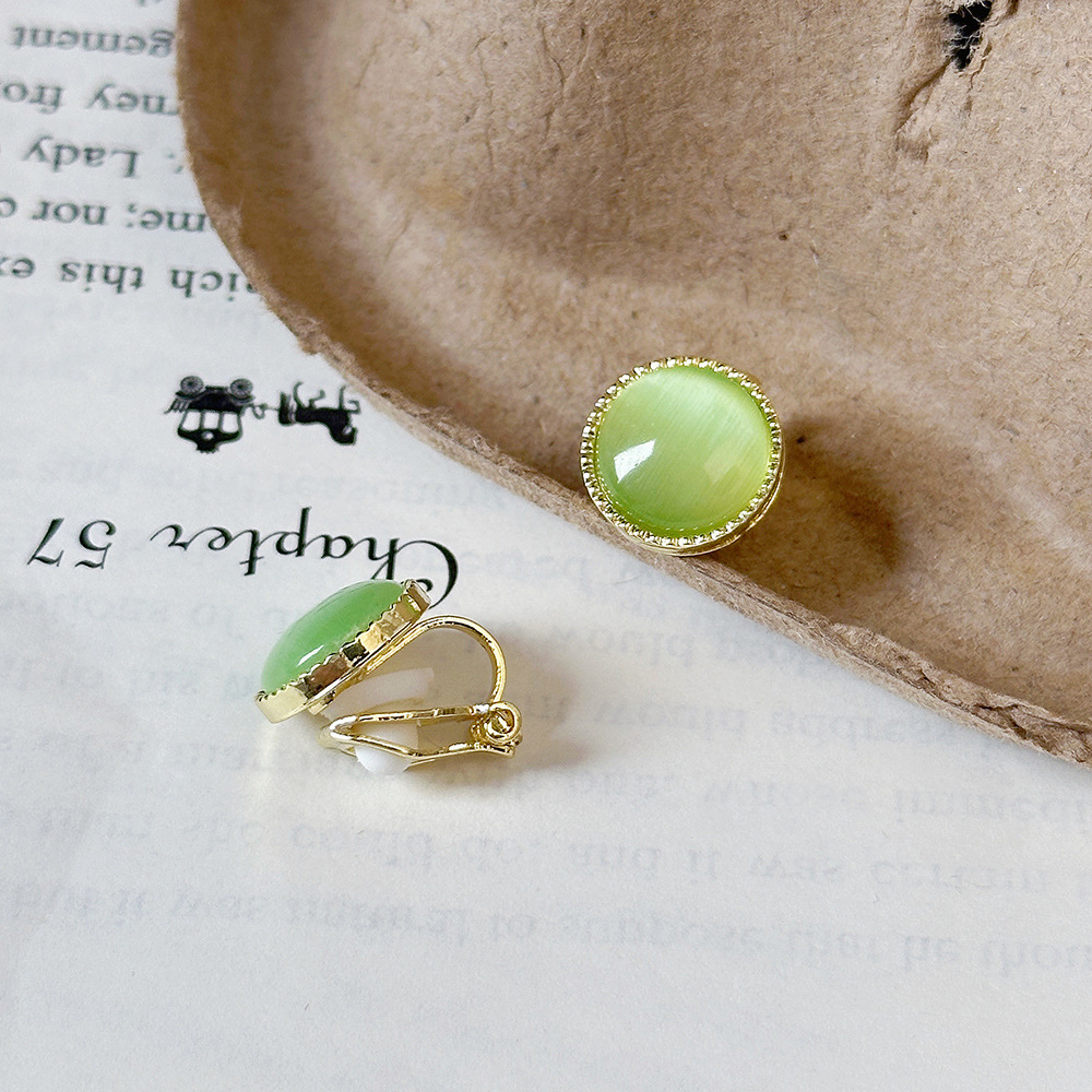 Versión coreana del temperamento de camelia, sin orejas perforadas, pinza para la oreja, flor de perla, tablero de ajedrez, pinza para la oreja triangular con diamantes, pendientes de nicho para mujeres