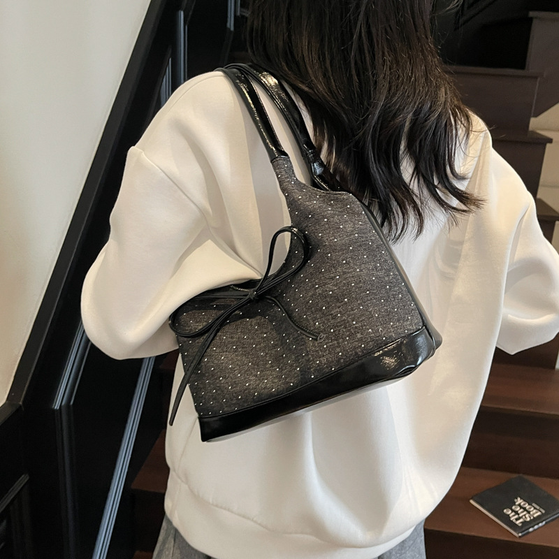 Versión coreana del bolso de axila de nicho 2025 nuevo bolso de mezclilla bolso de moda con lazo bolso de hombro con diamantes de estilo occidental