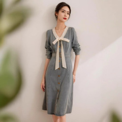 甘いタックが色のvネックのデニムのスカートにぶつかります。