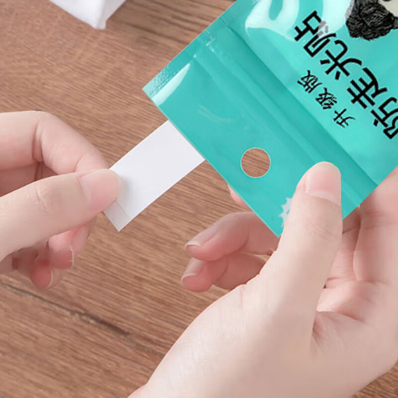 光を防ぐために夏の接着剤を貼ります。透明で跡がないので、脱落防止の襟元の神器の肩ベルトが滑り止めで両面貼りを固定します。|undefined