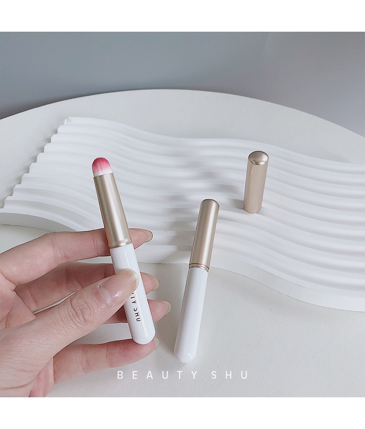 Wholesale of new mini round-head lip brushes with caps, single portable lipsticks, lipstick brushes, smudging brushes and makeup brushes undefined