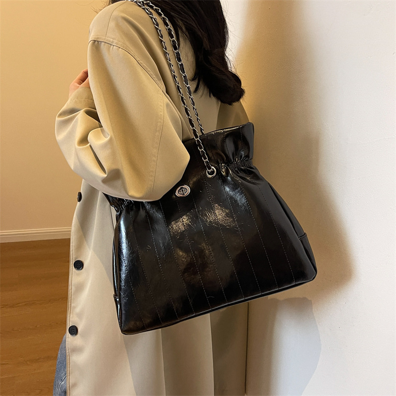 2024 Nieuwe Koreaanse Retro Damestas Grote Capaciteit Olie Wax Lederen Ketting Gesp Onderarmtas Commuter Schoudertas_voghion.com