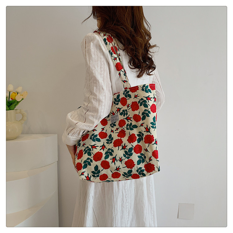 The large-capacity single-shoulder bag for student commuting is a bestseller in early spring. The Korean-style fresh and simple floral fabric bag is a versatile tote bag undefined