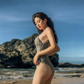 韩版游泳衣女性感复古大胸遮肚显瘦磨皮ins高叉三角连体绑带泳衣