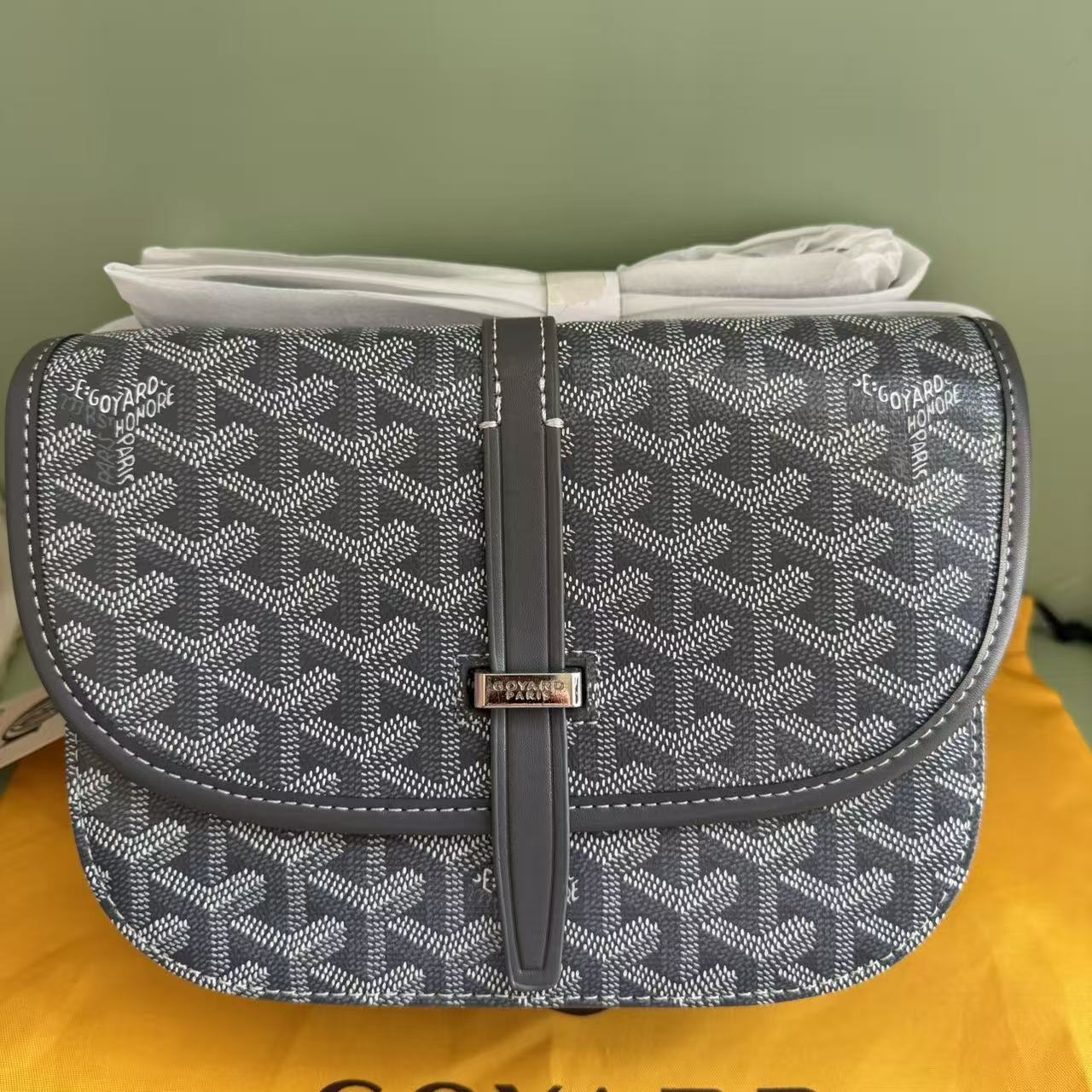 선물 상자와 더스트백이 포함된 회색