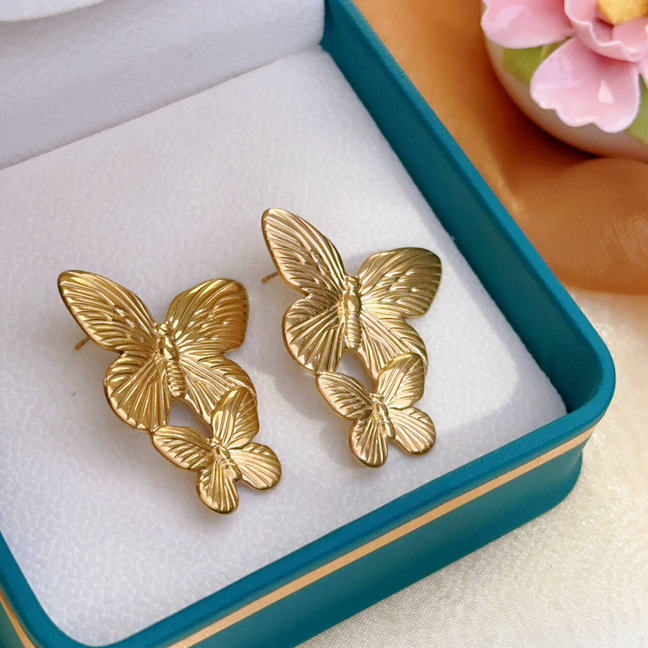 Pendientes de temperamento de nicho retro de moda europea y americana, acero inoxidable chapado en oro de 18 quilates, todo fósforo, tamaño exagerado, pendientes de mariposa, mujeres