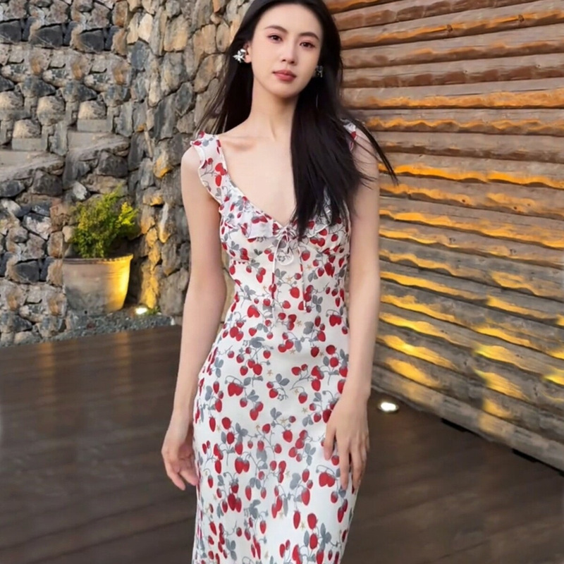 French-style resort sleeveless printed slip dress for women, summer 2026 new model, extremely stylish, slim-fitting, bodycon long dress French-style resort sleeveless printed slip dress for women, summer 2026 new model, extremely stylish, slim-fitting, bodycon long dress