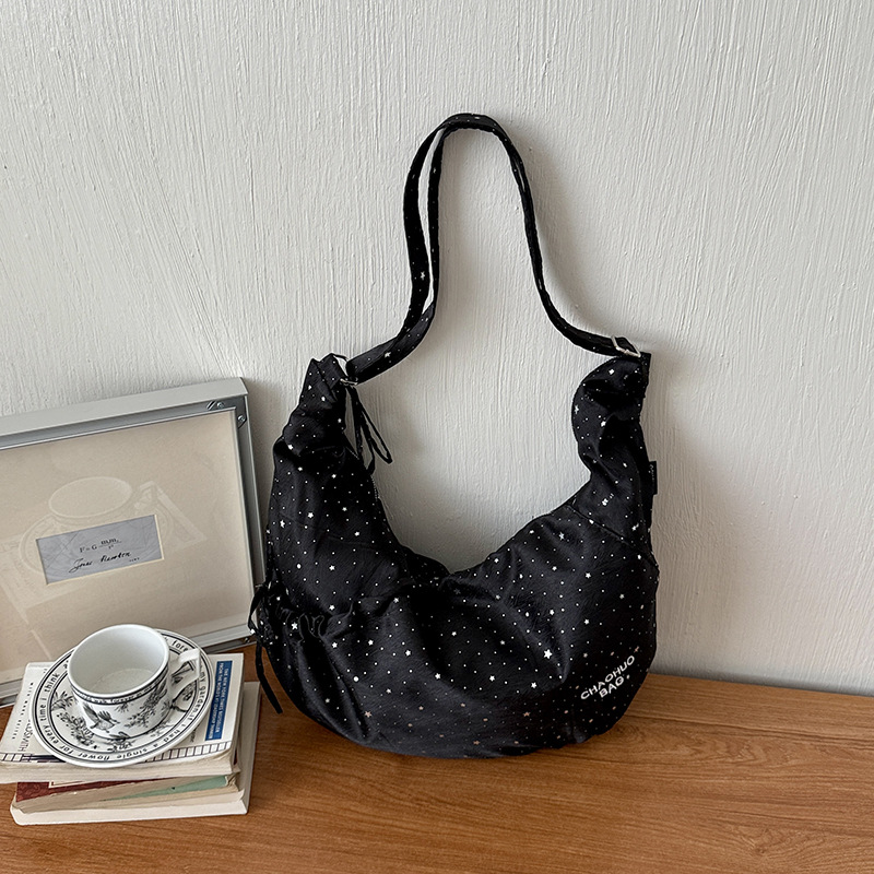 Bolso Bandolera Tipo Cuerno con Pliegues y Lunares de Nailon con Cremallera