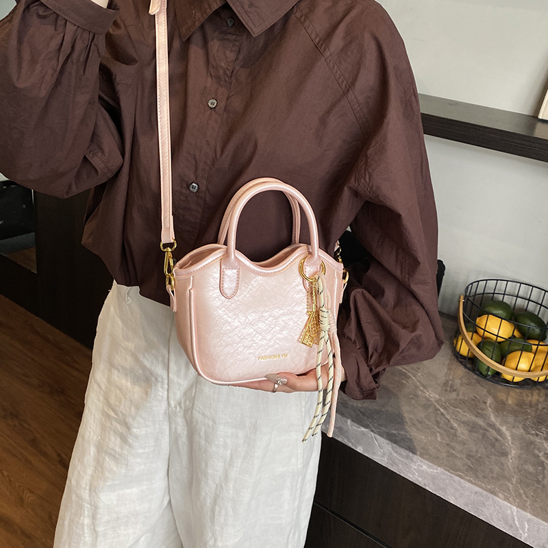 2025 nuevo bolso de mensajero casual de todo fósforo de moda, bolso de cubo portátil exquisito de alta gama, bolso de hombro de estilo occidental brillante