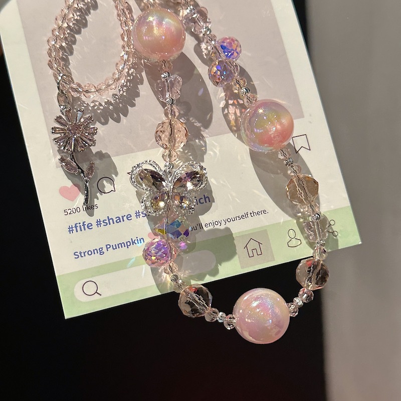 Boutique hecho a mano de alta gama teléfono móvil cadena colgante mariposa cuentas de vidrio cadena larga cordón de teléfono móvil de moda colgante de mensajero largo