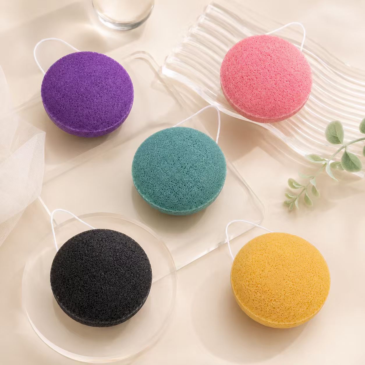 Fabricantes personalizados konjac lavado facial carbón de bambú limpieza facial polvo de konjac limpieza facial esponja limpieza herramientas de limpieza al por mayor