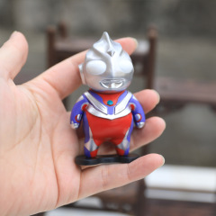 ネットの赤いウルトラの太った子供のスーパーマンのアニメのおもちゃの置物GKの太っているディガーモデルの車のスーパーマンの小さい手は卸売りをします。