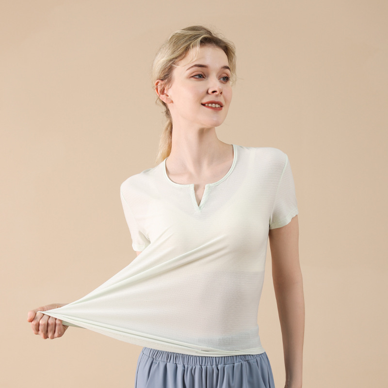 ヨガ服の女性のランニングの上着はゆったりしていて、視覚はやせています。|undefined