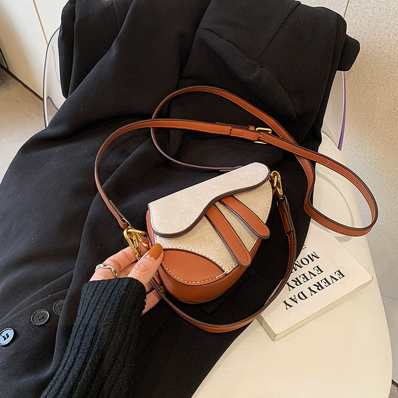 Otoño e invierno nuevo mini pequeño bolso de sillín de mano 2023 bolso de mensajero de hombro de pata de gallo de color de contraste para niños de moda