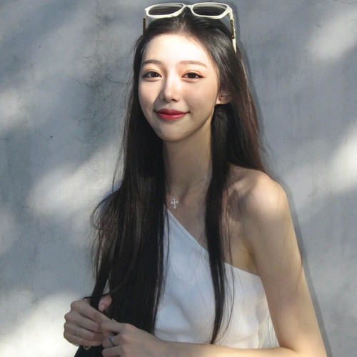 Xiaohongshu's same European and American wig for women with long hair, middle-parted bangs, simulated silk black long straight headband, large quantity