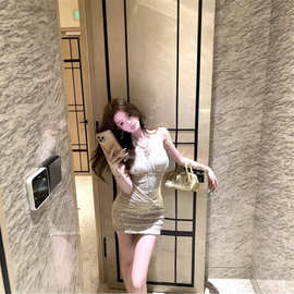 纯欲风辣妹亮片挂脖性感连衣裙女春夏新款收腰显瘦紫色包臀短裙子