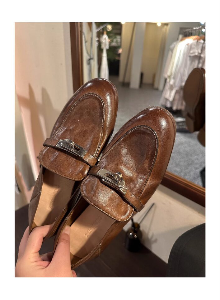 Giày lười nữ da bò khóa kim loại phong cách Anh, mũi tròn, gót thấp 1–3 cm — màu nâu, màu đen chi tiết 29