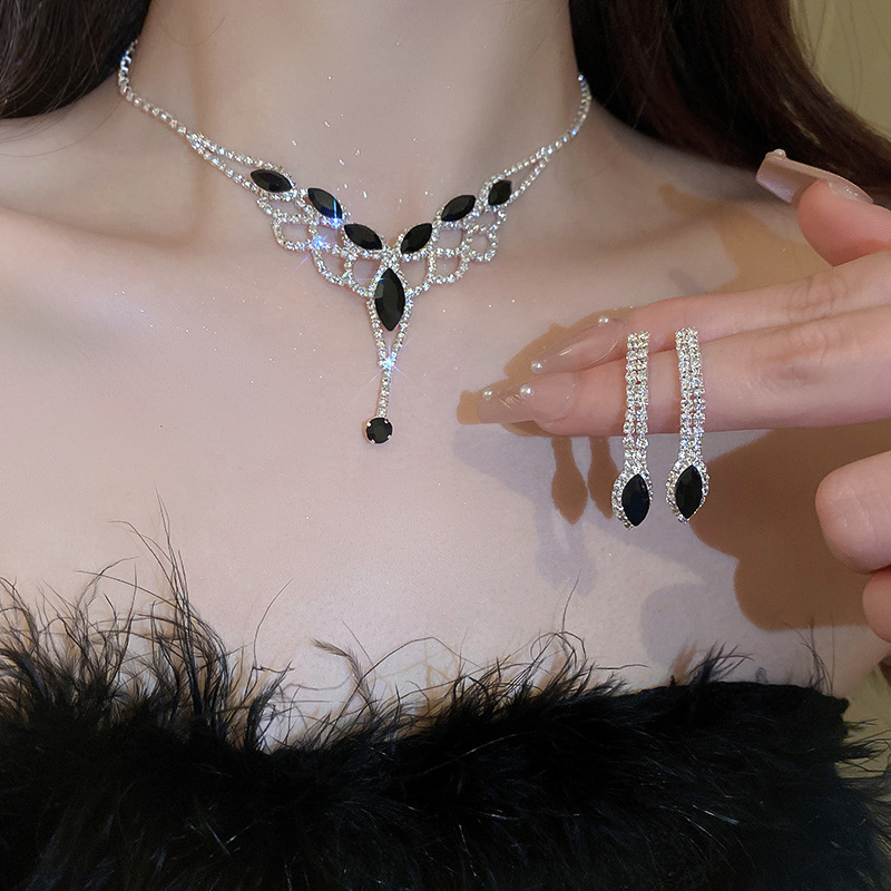 Borla de gota de agua incrustada en diamantes de dos piezas europea y americana exagerada luz lujo elegante cadena de clavícula collar de alto grado fabricante de joyas femeninas