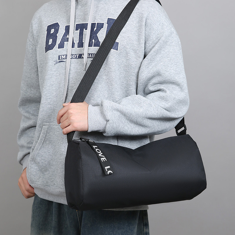 Comercio exterior nuevo tipo de bolso de hombre moda coreana bolso cilíndrico de nylon para salir simple viaje universal bolso de hombro