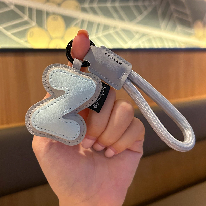 クリエイティブレザー 26 英字キーホルダー絶妙なレザーシンプルなカップルバッグペンダント小さなギフト|undefined