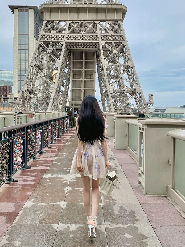 ホットドッグ ホットドッグはとてもスパイシーな白い月の花柄のユニークでシックで絶妙な気質の女性用花柄ストラップサスペンダースカート|undefined