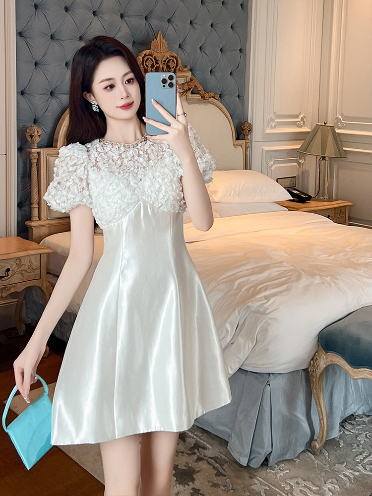 Váy trắng chữ A thắt eo tay phồng họa tiết hoa thiết kế kiểu Pháp — Ánh trăng trắng