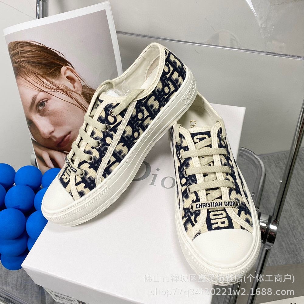 Hong Kong retro primavera y verano nuevo D casa gruesa zapatos de lona bordados 2025 letras correa de zapatos de plantilla universal para mujeres