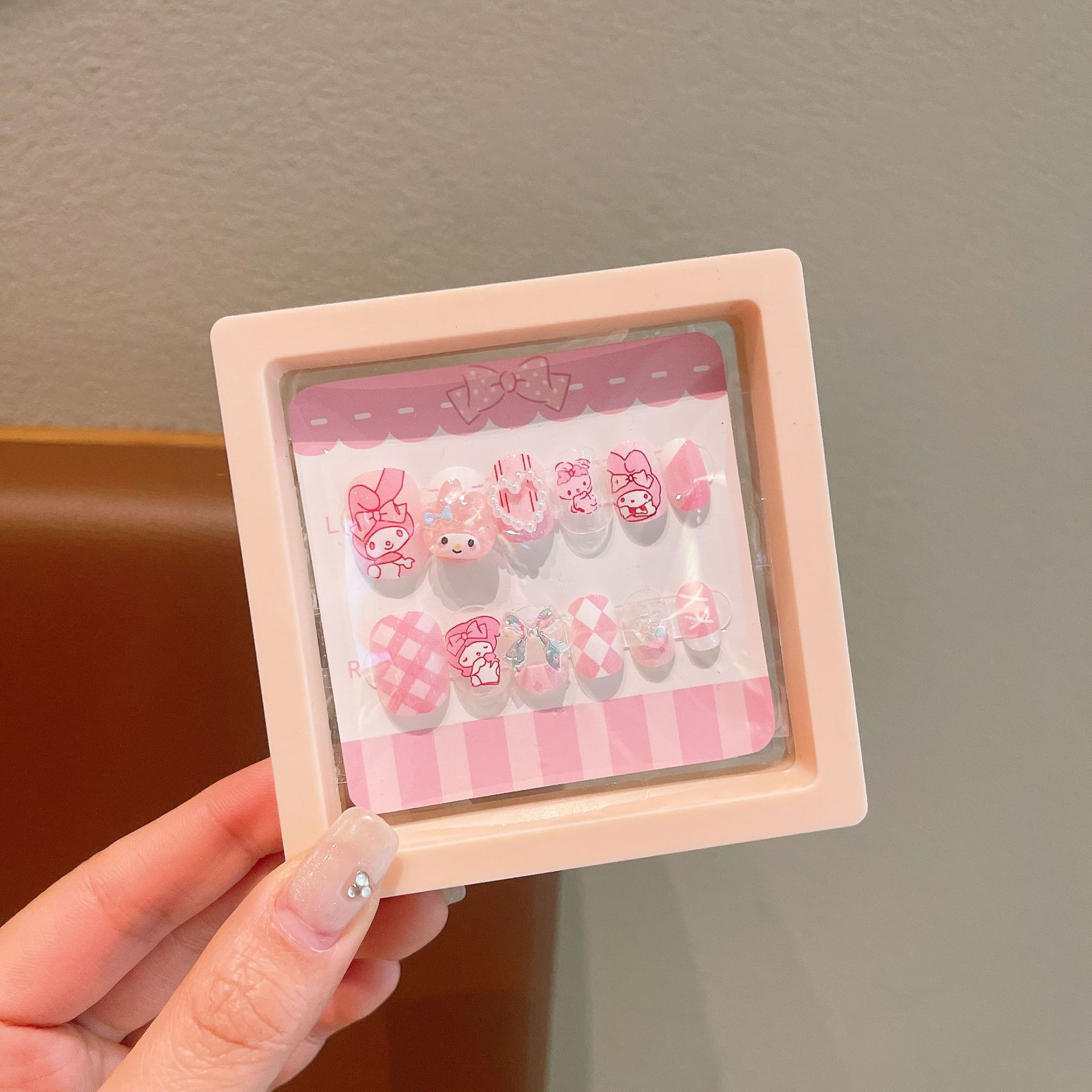 Uñas postizas Kuromi para niños en caja, lindas pegatinas de uñas removibles para niñas, pegatinas de uñas exquisitas de dibujos animados.