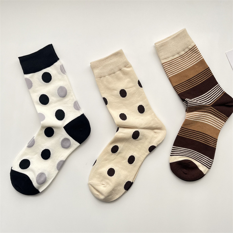 Women's Retro Round Dots Cotton Crew Socks A Pair display picture 9