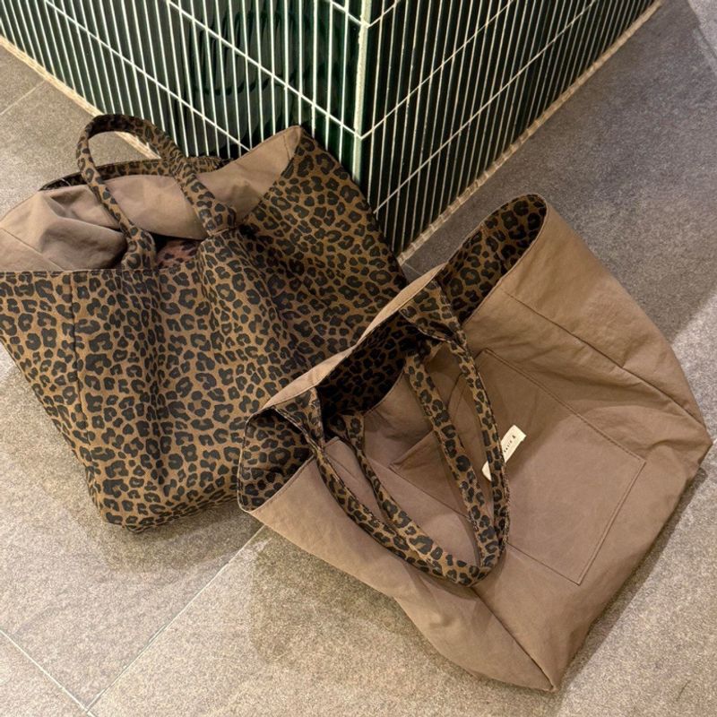 Korean-style leopard print reversible canvas bag, new casual and relaxed design, large-capacity shoulder bag, suitable for work and commuting Korean-style leopard print reversible canvas bag, new casual and relaxed design, large-capacity shoulder bag, suitable for work and commuting