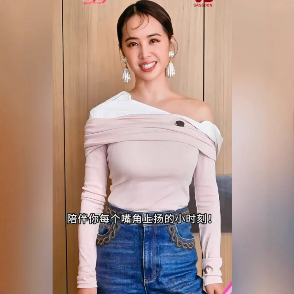 現物の一枝南張元英は韓国の小衆潮牌の斜め肩のシャツの襟の肩の長袖のtシャツの上で