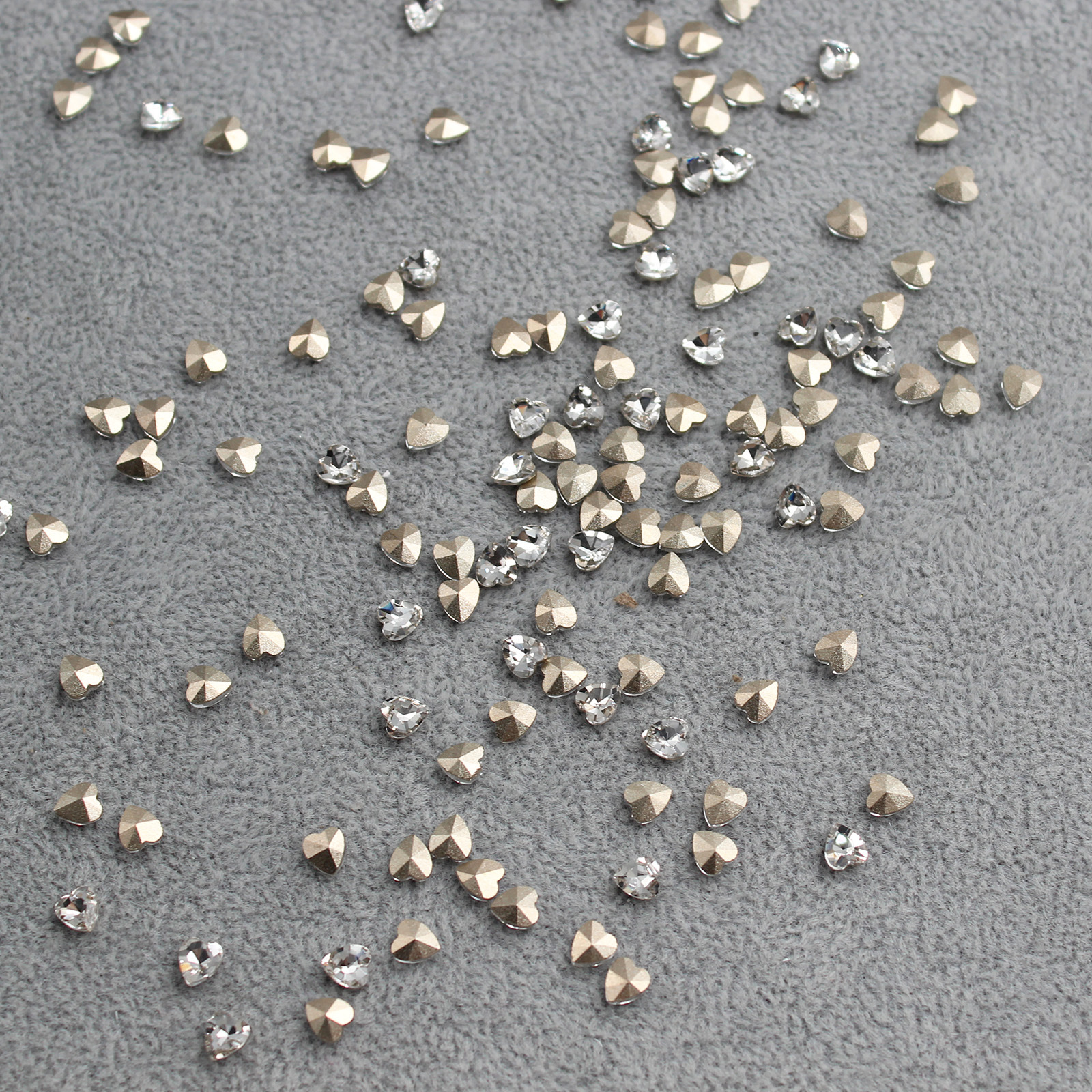 Pointed bottom white 4*4mm heart
