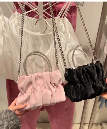 Guangzhou factory rhinestone hand-held shoulder bag for women new lady lady temperament pleated cloud chain crossbody bag