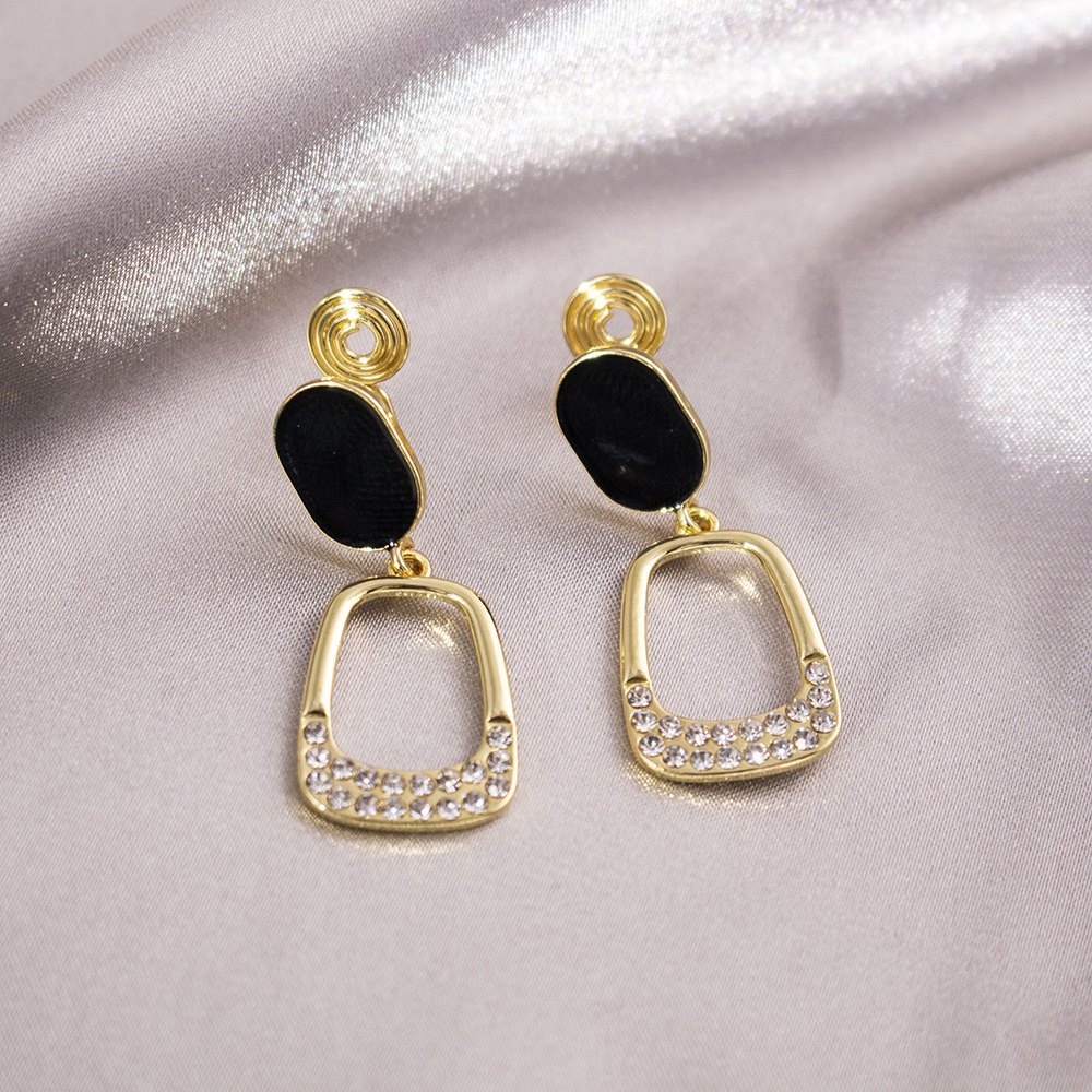 Lujo ligero, incienso pequeño, placa de incienso para mosquitos, pinzas para las orejas, pendientes de nicho para mujeres sin orejas perforadas, pendientes simples, compactas y versátiles de Yiwu al por mayor