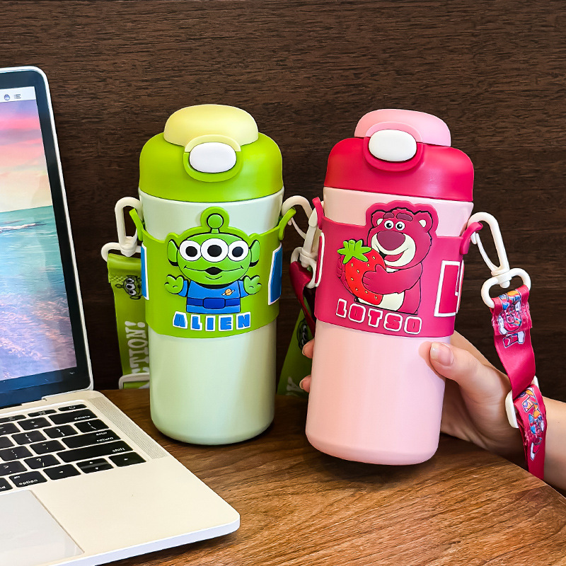 Taza de agua de oso de fresa, taza de paja para niños, taza de aislamiento térmico para niñas para la escuela, tetera de agua para estudiantes, 2024 nueva taza de doble bebida