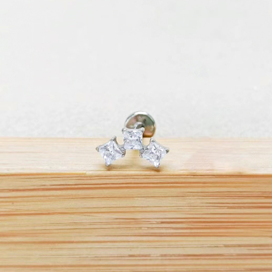 Clou d'oreille/de cartilage en alliage de titane F136, orné d'une fleur en zircon gravée, pour piercing lèvre ou oreille (filetage 0,9 mm). Vente en gros._voghion.com